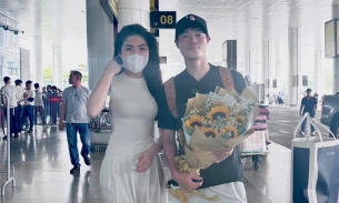 Cộng đồng mạng tò mò về cô gái ra sân bay đón Văn Toàn