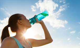 Một ngày uống bao nhiêu nước là đủ theo chia sẻ của chuyên gia dinh dưỡng?
