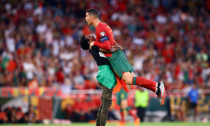 Cổ động viên lao vào sân, ôm chầm lấy Ronaldo