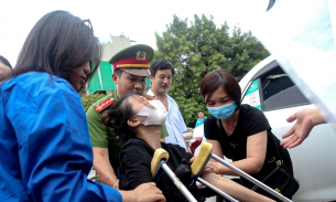 Hà Nội: Nữ sinh gặp tai nạn gãy chân, đau 'lịm người' trước cổng trường thi
