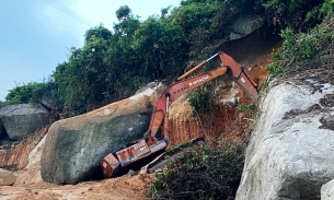 Phú Yên: Tài xế máy đào bị đá đè tử vong khi đang thi công cao tốc Bắc - Nam