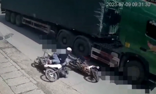 Video: Vượt xe bất thành, người đàn ông ngã vào gầm ô tô đầu kéo tử vong