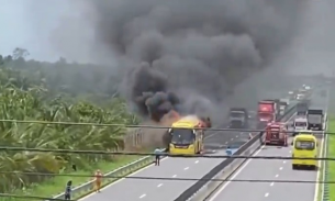 Xe khách chở 36 người đang chạy bỗng bốc cháy trên cao tốc