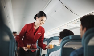 Bộ Y tế đề xuất quy định nữ tiếp viên hàng không có số đo vòng ngực từ 79cm trở lên