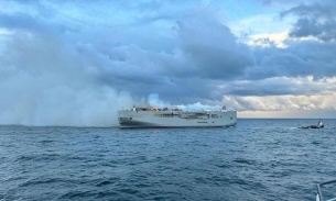 Cháy tàu chở hàng 18.500 tấn đang vận chuyển gần 3.000 ô tô ngoài khơi Hà Lan