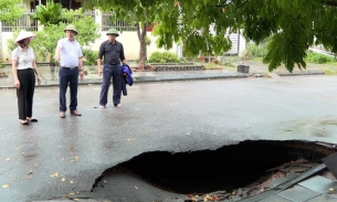 Hố 'tử thần' rộng 5 mét xuất hiện tại Quảng Ninh sau mưa lớn