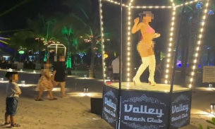 Hạ Long: Xử phạt 12,5 triệu quán bar cho vũ công nhảy ngoài trời tại bãi biển