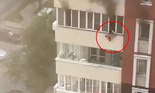 Đứng tim với màn giải cứu bé trai được thả xuống từ 16 tầng tòa nhà đang bốc cháy