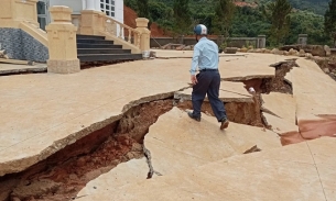 Nứt đất, sụt lún ngay gần hồ thuỷ lợi ở Lâm Đồng