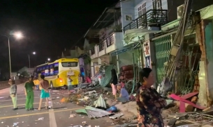 Kinh hoàng xe khách giường nằm mất lái, tông liên hoàn 9 nhà dân trên Quốc lộ 1A