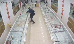 Truy bắt nghi phạm dùng búa đập tủ tiệm vàng, cướp nữ trang ở Hưng Yên