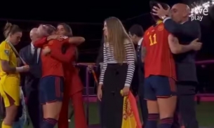 Chủ tịch LĐBĐ Tây Ban Nha gây bão vì ‘khóa môi’ cầu thủ nữ