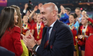 Chủ tịch LĐBĐ Tây Ban Nha lên tiếng khi bị chỉ trích hôn nữ cầu thủ