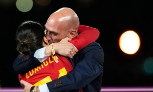Chủ tịch LĐBĐ Tây Ban Nha sắp từ chức vì hôn nữ cầu thủ