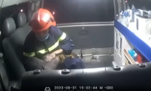 Xúc động khoảnh khắc người lính chữa cháy sơ cứu bé trai 3 tuổi trên xe cấp cứu