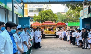 Hàng dài bác sĩ, bệnh nhân đưa tiễn 'bậc thầy phẫu thuật' Giáo sư Văn Tần
