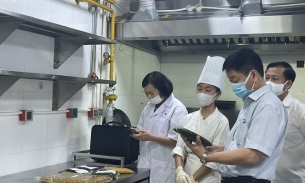 Phát hiện nhiều vi phạm về an toàn thực phẩm tại hai khách sạn 5 sao ở Hà Nội