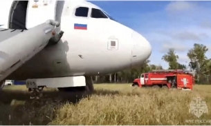 Nga: Máy bay chở 170 người phải đáp khẩn cấp xuống cánh đồng