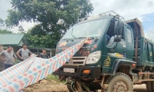 Lào Cai: Xe máy va chạm với xe tải khiến 4 người thương vong