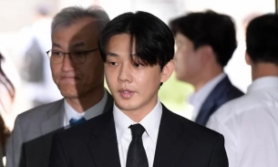Yoo Ah In bị người dân ném tiền vào người, kiên quyết phủ nhận cáo buộc tiêu hủy bằng chứng 