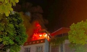Hà Nội: Căn nhà 3 tầng bốc cháy trong đêm, người dân hốt hoảng bỏ chạy