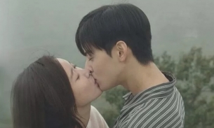 Nữ diễn viên Hàn môi bị sưng tấy sau cảnh hôn 6 tiếng với 'thiên tài khuôn mặt'