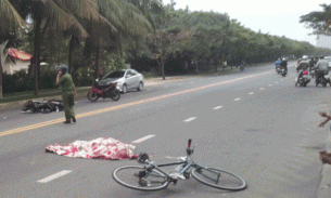 Video: Gây tai nạn xong, tài xế ô tô kéo nạn nhân vào vỉa hè rồi bỏ trốn
