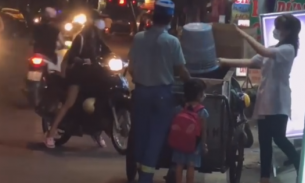 Cộng đồng mạng 'cay xè mắt' trước hình ảnh bé gái theo cha đi thu rác