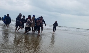 Nóng: Sóng to gió lớn, 14 ngư dân bị lật thuyền rơi xuống biển ở Hà Tĩnh