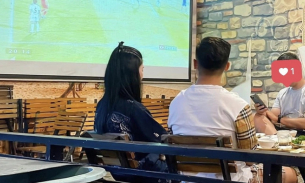 Bắt gặp Quang Hải và 'bạn gái tin đồn' hẹn hò riêng xem U23 Việt Nam