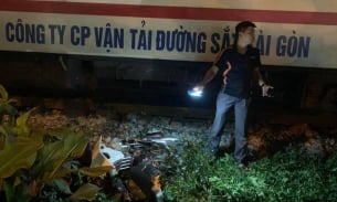 Hà Nội: Băng qua đường sắt, hai cô gái bị tàu hoả đâm thương vong