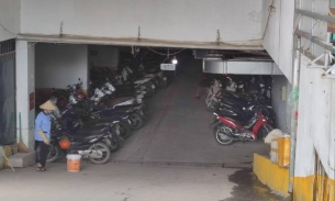 Quận Thanh Xuân yêu cầu di dời xe máy, xe điện ra khỏi tầng một chung cư mini