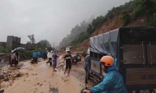 Hòa Bình: Sạt lở đất trên dốc Cun gây ùn tắc giao thông