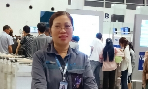 Nhặt được túi xách chứa 200 triệu đồng của hành khách, nữ nhân viên sân bay Nội Bài có hành động đẹp