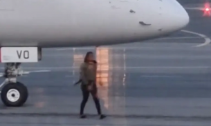 Lỡ chuyến bay, người phụ nữ lao ra đường băng vẫy máy bay như bắt taxi