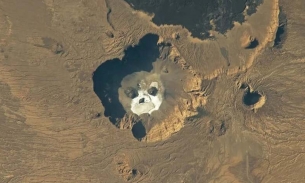 NASA tiết lộ hình ảnh 'đầu lâu khổng lồ' phát sáng giữa Sahara