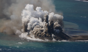 Nhật Bản có thêm đảo mới do núi lửa phun trào