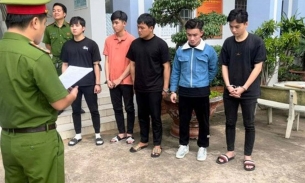 Bắt giam 5 thanh niên 'biểu diễn' đua ô tô còn quay clip đăng Tiktok