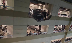 TP HCM: Ô tô đâm thủng tường bãi đỗ xe tầng 4, suýt lao xuống sân chung cư