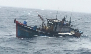 Giải cứu thành công 14 ngư dân gặp nạn sau 10 giờ bám trụ trên biển