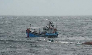 Chìm tàu cá, 14 ngư dân bám phần còn nổi của tàu chờ cứu nạn