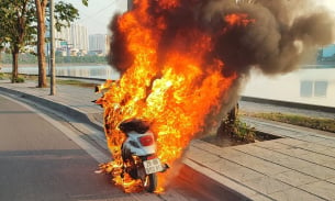 Hà Nội: Xe máy đột nhiên bốc cháy dữ dội giữa đường phố