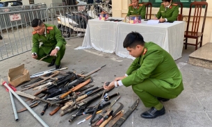 Hà Nội: Công an quận Hoàn Kiếm thu hồi nhiều súng đạn, vũ khí nóng