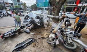Hiện trường kinh hoàng vụ ô tô ‘điên’ tông loạt xe máy, ô tô ở Huế