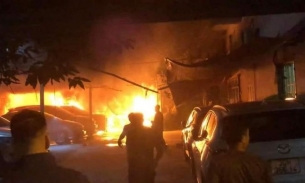 Hà Nội: Cháy lớn tại bãi ô tô gần chung cư mini Khương Đình