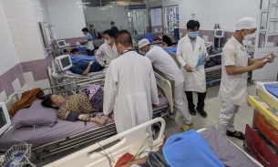 30 người nhập viện cấp cứu sau khi ăn bánh mì, nghi ngộ độc thực phẩm