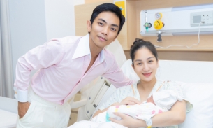 Khánh Thi sinh con thứ 3 ở tuổi 41, Phan Hiển 'không kìm được nước mắt'