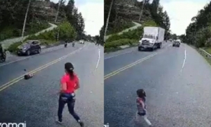 Thót tim: Bé gái bị 3 xe mô tô tông liên hoàn khi bất ngờ lao qua đường