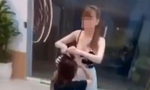 Nữ nhân viên 16 tuổi bị vợ chủ quán karaoke gọi đến đánh đập, cắt tóc vì ghen