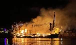 Nghệ An: 5 tàu cá của ngư dân bốc cháy dữ dội khi đang neo đậu